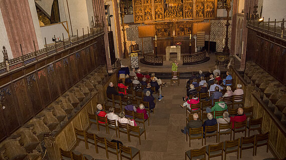 Eine Führung vor dem Bordesholmer Altar beim Tag des offenen Denkmals im Jahr 2019