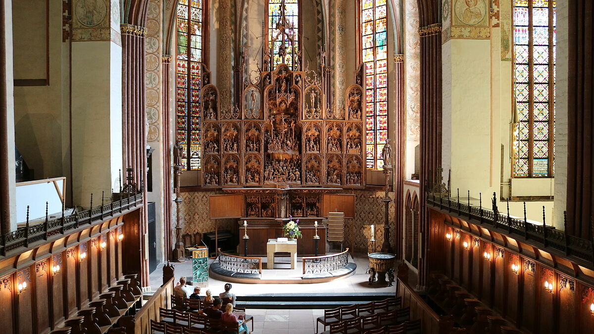 Der Brüggemannaltar: Im Hohen Chor des Domes befindet sich der sogenannte Brüggemann-Altar. Dieses über zwölf Meter hohe Altarretabel wurde 1517 bis 1521 von dem Bildschnitzer Hans Brüggemann im Auftrag des Gottorfer Herzogs Friedrich I. geschnitzt. Ursprünglich stand der Altar in der ehemaligen Augustiner-Chorherren-Kirche in Bordesholm, die als Grablege für Friedrich I. gedacht war. Seit 1666 befindet sich der Altar auf Betreiben von Herzog Christian Albrecht im Dom. Der Flügelaltar gilt als bedeutendes Schnitzwerk Nordeuropas.