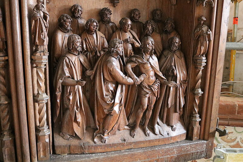 Blick in eine Szenennische im Bordesholmer Altar: Die geschnitzten Figuren zeigen die Geschiche vom ungläubigen Thomas