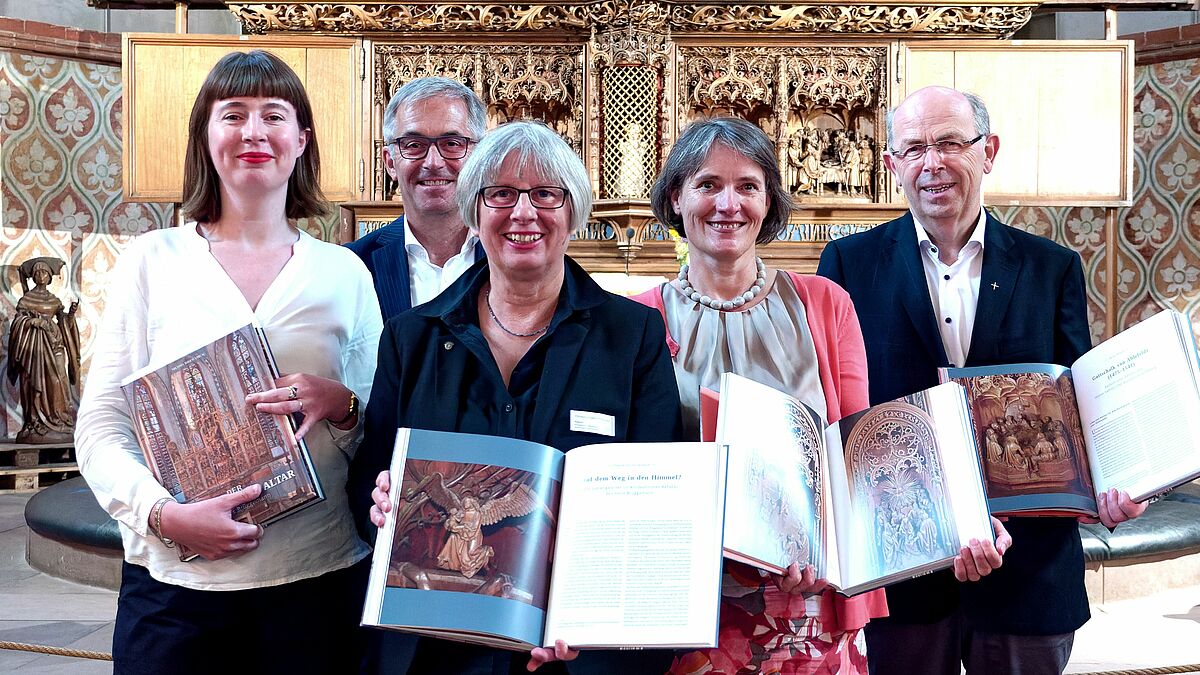 Dr. Constanze Köster,  Dr. Thorsten Sadowsky, Pastorin Christiana Lasch-Pittkowski, Dr. Uta Kuhl und Bischof Gothart Magaard stellten den neuen Band vor.