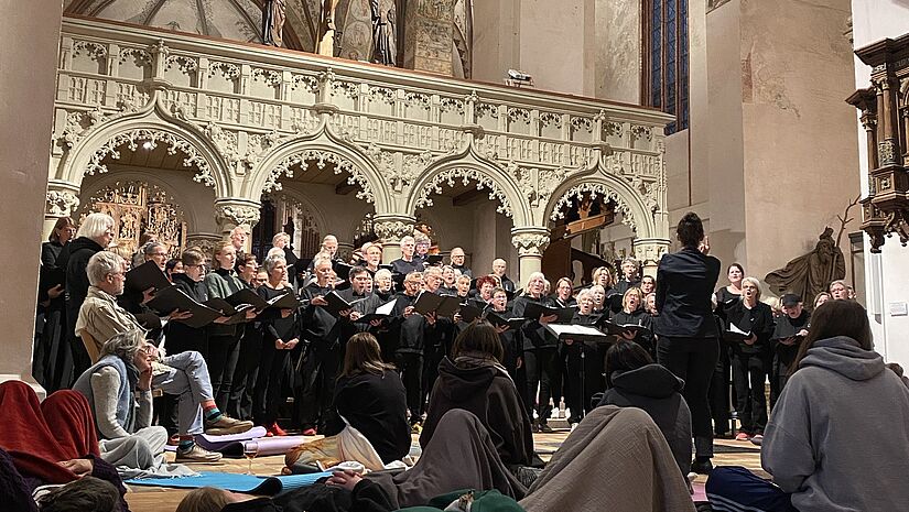 Menschen liegen und stehen im Dom