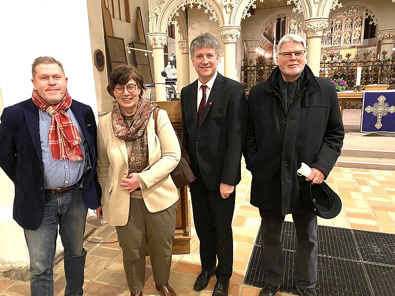 Kai Waack und Dr. Sabine Sütterlin-Waack, Pastor Dr. Michael Dübbers und Horst Hoppe am 24. März 2022 im Schleswiger Dom