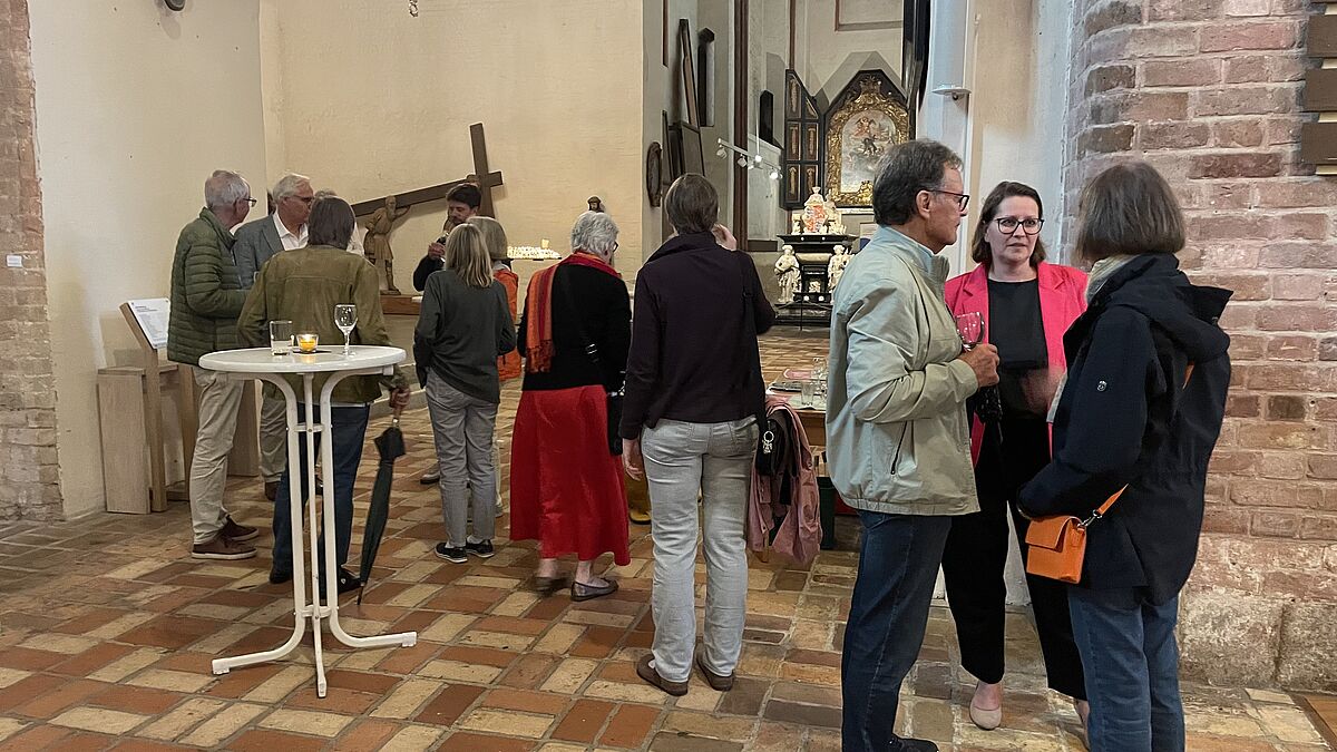 Zahlreiche Gäste fanden sich zu einer stimmungsvollen Vernissage ein, bei der Dr. Thomas Gädeke aus Flensburg in das Thema einführte und das ByVig Trio für eine besondere musikalische Untermalung sorgte.