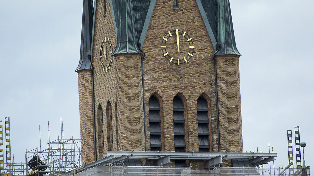 Die vergoldeten Zeiger des Ziffernblätter sind bereits wieder sichtbar