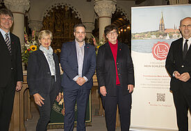 Die Gründung des Freundeskreises Mein Schleswiger Dom wurde im Dom gefeiert, v.l.n.r. Pastor Michael Dübbers, Angela Meinhardt, Piet Lassen, Sabine Sütterlin-Waack und Bischof Gothart Magaard (Rat des Freundeskreises)