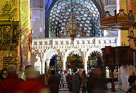 Zahlreiche Menschen besuchen den Dom während der Lichtreise
