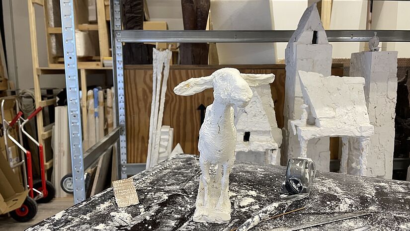 Ein unvollendete Eselfigur aus Gips steht auf einer Arbeitsfläche