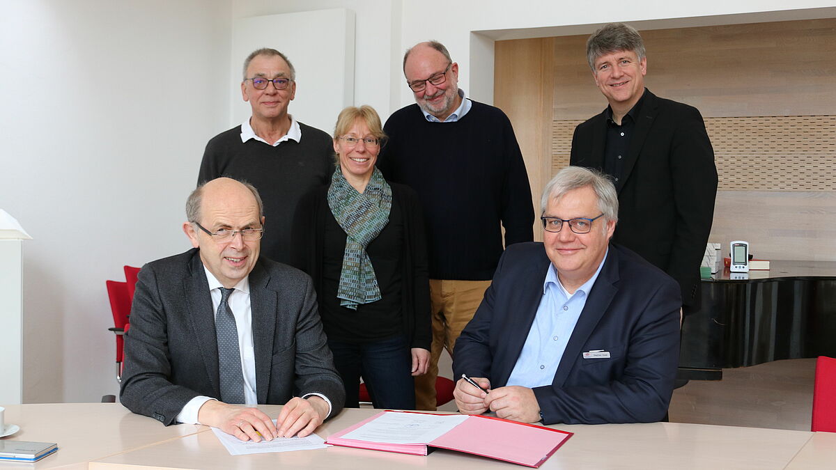 Bischof Gothart Magaard und Bürgermeister Stephan Dose trafen sich zur Unterzeichnung des Vertrages zwischen Nordkirche und Stadt Schleswig. Mit dabei waren außerdem Herbert Falsner und Rita Krippner vom Fachbereich Bau der Stadt Schleswig sowie George Reußner und Pastor Dr. Michael Dübbers, beide Kirchengemeinde Schleswig.