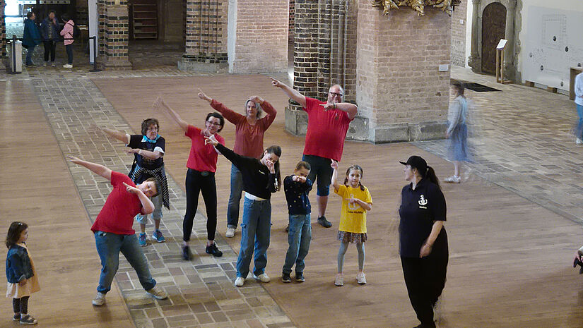 Ein kleine Gruppe von Menschen tanzt im leeren Schleswiger Dom