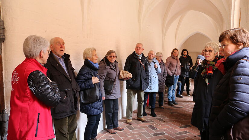 Eine Stadtführerin zeigte der Gruppe den Kreuzgang des Katharinenklosters in Ribe