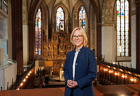 Bischöfin Nora Steen mit Blick in den Chor des Schleswiger Domes, 2024