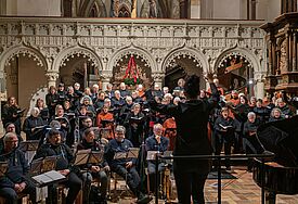 Blick auf einen Chor und ein Orchester beim Adventskonzert im Schleswiger Dom
