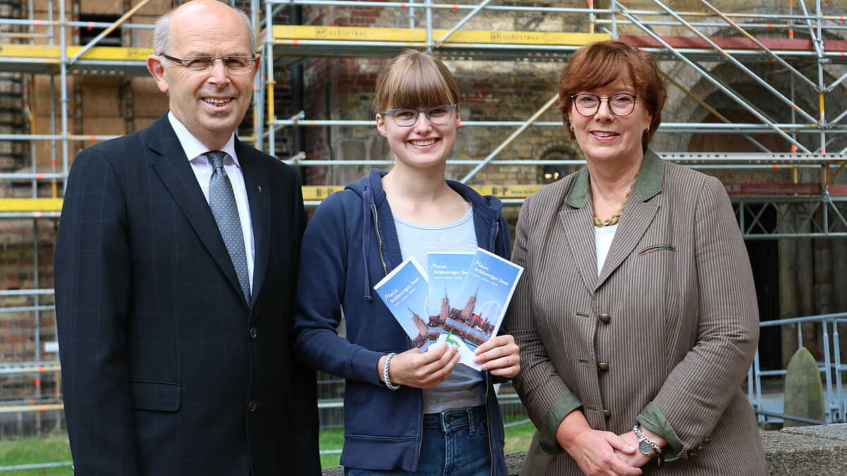 Bischof Magaard, Johanna Ross und die Justizministerin Sabine Sütterlin-Waack laden Sie mit ihrem Brief herzlich in den Dom ein, Foto: Wendt/Nordkirche