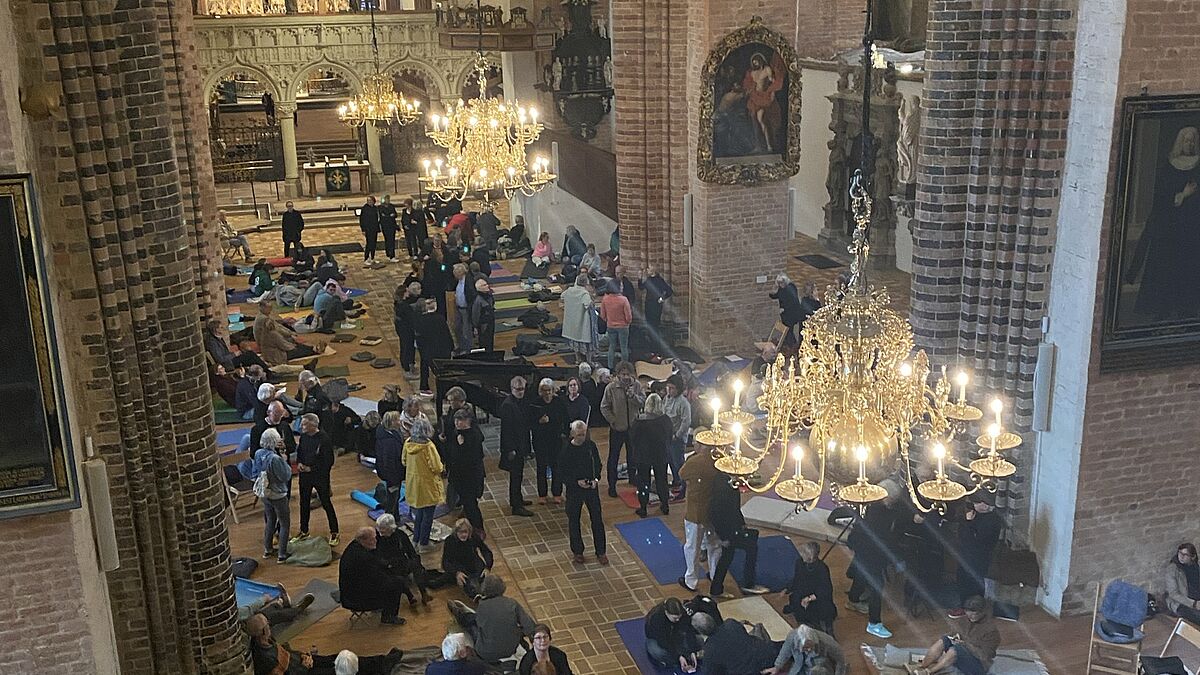 Stehende, liegende und singende Menschen waren bei der Chor-Orgel-Lounge im Dom anzutreffen.