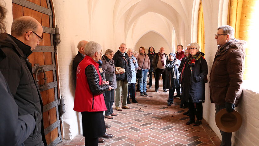 Eine Stadtführerin zeigte der Gruppe den Kreuzgang des Katharinenklosters in Ribe.