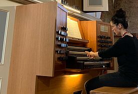 Domkantorin Mahela T. Reichstatt an der großen Orgel im Schleswiger Dom