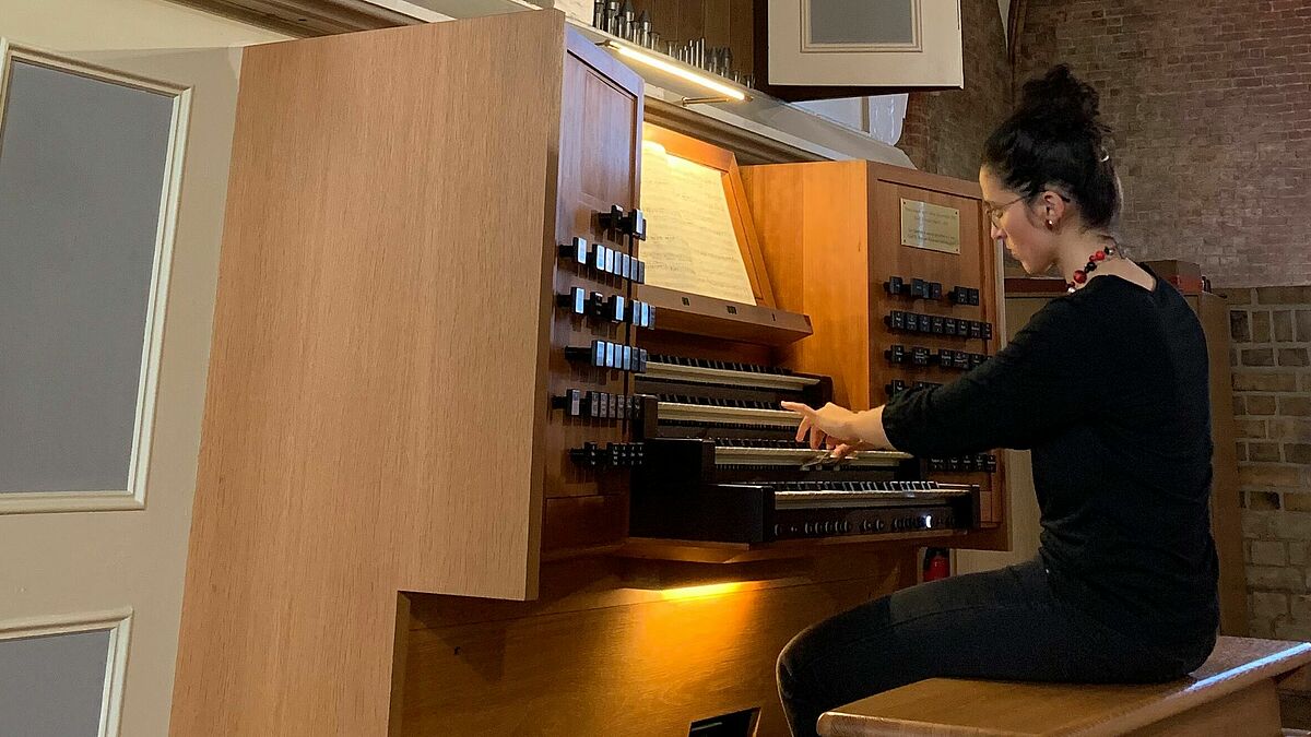 Domkantorin Mahela T. Reichstatt an der großen Orgel im Schleswiger Dom