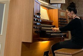 Domkantorin Mahela T. Reichstatt an der großen Orgel im Schleswiger Dom