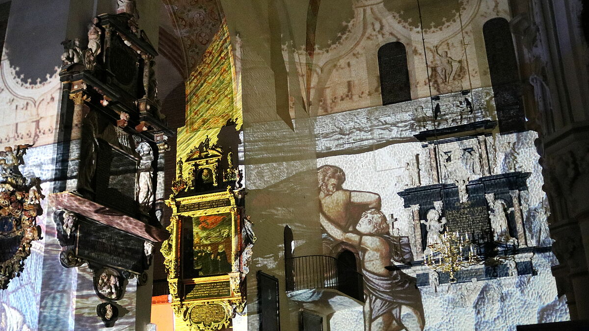 Probeleuchten im Schleswiger Dom mit der Lichtkünstlerin Katrin Bethge