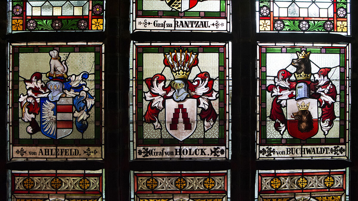 Glasfenster im Südschiff des Domes mit den Wappen der Stifterfamilien, Foto: Rademacher/Nordkirche