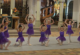 Kleine Balletttänzerinnen vor dem Alter im Schleswiger Dom bei der Generalprobe.