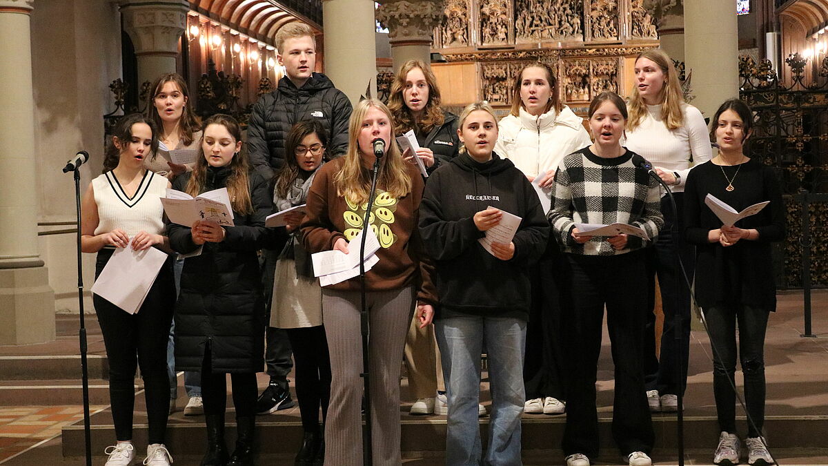 Die Schülerinnen und Schüler aus dem Vorbereitungsteam sorgten auch für die musikalische Begleitung des Gottesdienstes (Foto aus der Generalprobe).