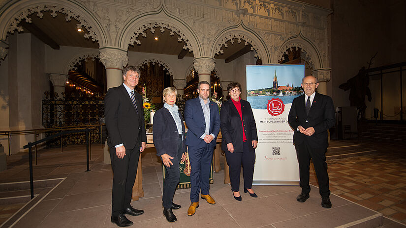 Einige der Ratsmitglieder des Freundeskreises Mein Schleswiger Dom bei der Gründungsfeier: Pastor Michael Dübbers, Angela Meinhardt, Piet Lassen, Sabine Sütterlin-Waack, Bischof Gothart Magaard