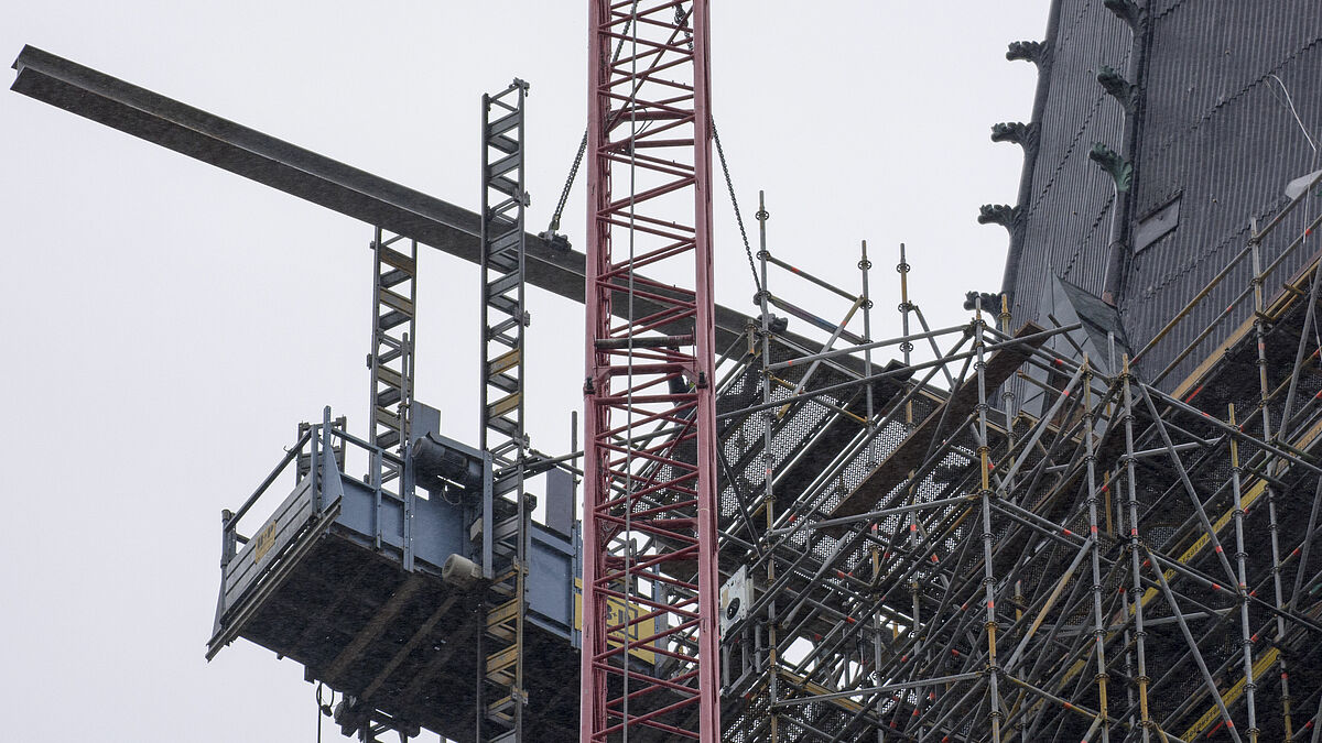 Einer der Stahlträger wird aus dem Turm rausgezogen, Foto: Rademacher/Nordkirche