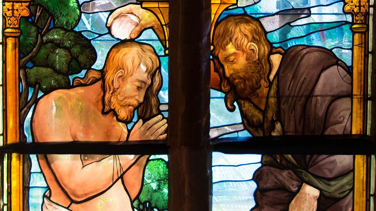 Die Darstellung der Taufe Christi  ist nach einem Vorbild von Raffael aus den Loggien im Vatikan gestaltet.