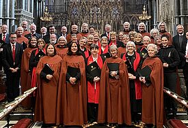 Ein Kirchenchor steht in einer gotischen Kirche