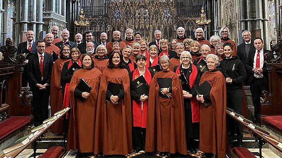 Ein Kirchenchor steht in einer gotischen Kirche