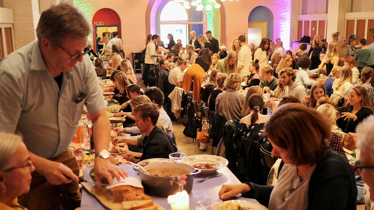 Gemeinsam mit vielen anderen hat das Team im Saal des Folkehuset Absalon zu Abend gegessen.