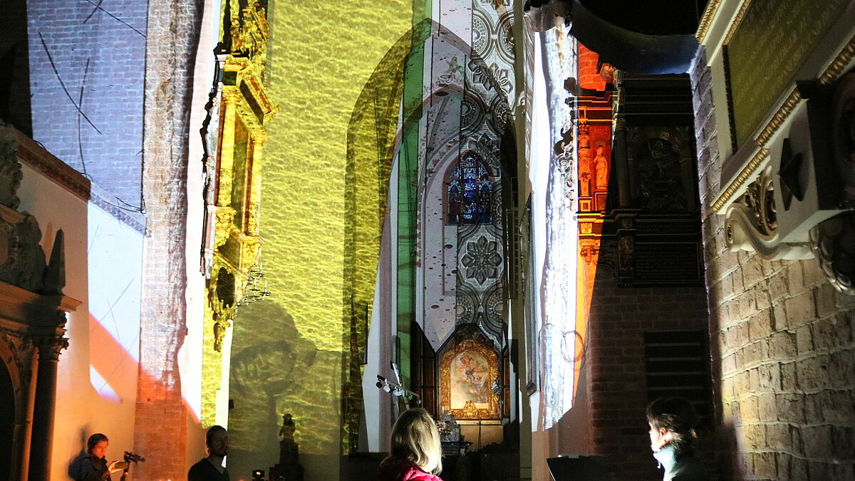 Beim Probeleuchten im Schleswiger Dom mit der Lichtkünstlerin Katrin Bethge