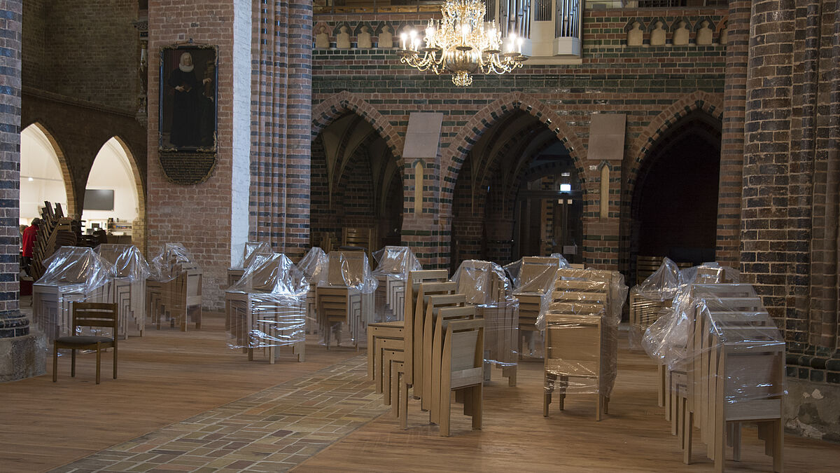 Der leere Dom wurde 2021 mit neuen Stühlen ausgestattet