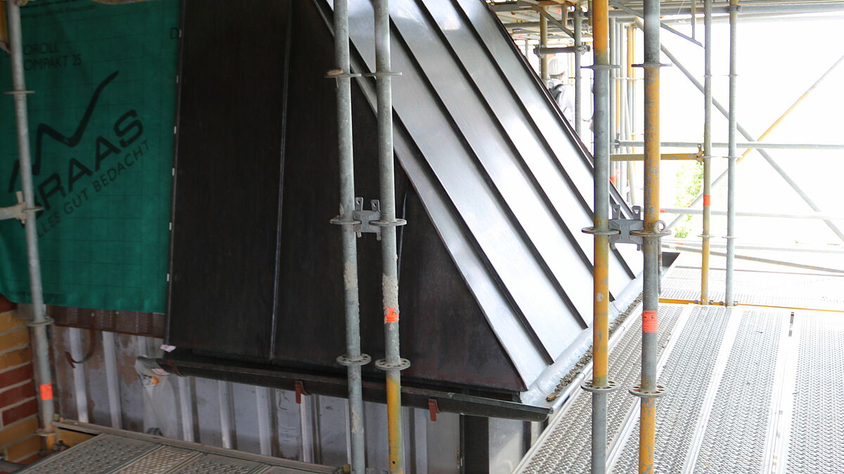 Am Rücksprung eines Strebepfeilers sind die neue Kupferverkleidung und die Unterkonstrukion aus Trapezblech zu sehen. Foto: Wendt/Nordkirche