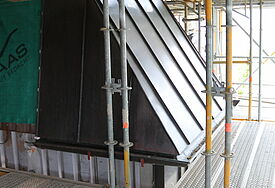 Am Rücksprung eines Strebepfeilers sind die neue Kupferverkleidung und die Unterkonstrukion aus Trapezblech zu sehen. Foto: Wendt/Nordkirche