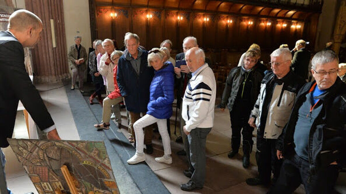 Interessierte Zuhörer bei einem Vortrag mit dem Glasrestaurator am Tag des offenen Denkmals im Schleswiger Dom. Foto: Pittkowski