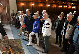 Interessierte Zuhörer bei einem Vortrag mit dem Glasrestaurator am Tag des offenen Denkmals im Schleswiger Dom. Foto: Pittkowski